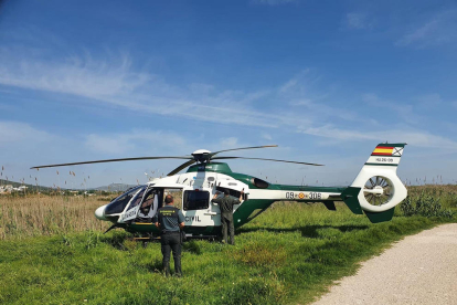 Imagen ayer del helicóptero de la Guardia Civil en Peníscola. 