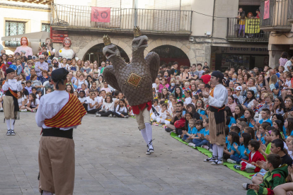 Los grupos infantiles de cultura popular ofrecieron ayer sus bailes en la plaza Major. 