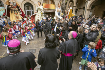 La ciudad recibió al nuevo obispo con los elementos de folclore popular.