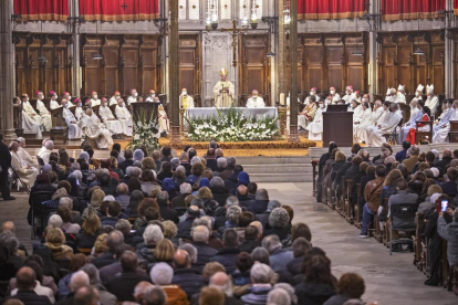 Momento de la homilía del obispo Francesc Conesa ante una catedral llena de fieles.