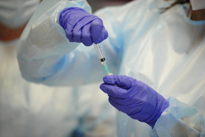 Una enfermera prepara una dosis de vacuna contra la covid