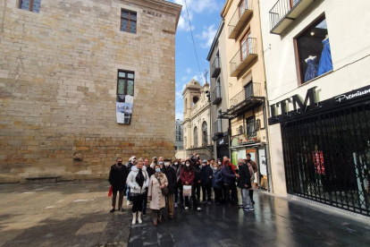 Turistas en una visita guiada en Lleida.