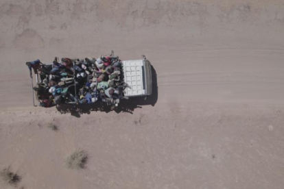 Un camión que transporta personas, visto desde un dron.