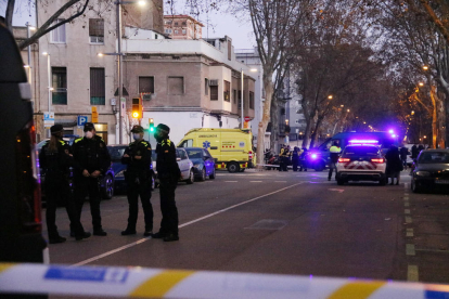 Els mossos van muntar un ampli dispositiu davant l’habitatge.