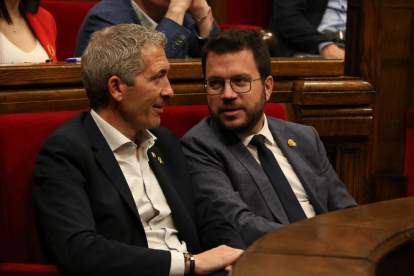 Pere Aragonès y Josep González-Cambray, ayer en la sesión del pleno de Parlament.