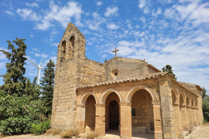 La ermita de Sant Antoni se levanta en medio de un adusto paisaje de secano