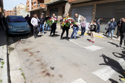 Los compañeros depositaron tres ramos de flores y una vela en la calle Sifó de La Bordeta donde hallaron malherido al taxista.