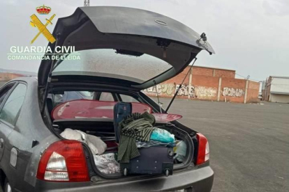 La ropa y productos falsificados localizados por la Guardia Civil en un vehículo aparcado cerca de' donde se celebra el mercado semanal de Torrefarrera.
