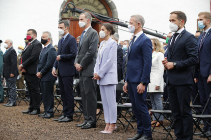 Pedro Sánchez, ayer junto a los reyes y presidentes autonómicos en el homenaje a la isla de La Palma.