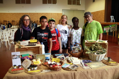 Foto de grupo de alumnos y profesores de la escuela Mont-roig de Balaguer con su proyecto sostenible en el encuentro de Escoles Verdes de Preixana