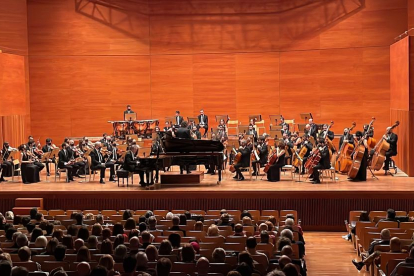 La orquesta catalana Franz Schubert Filharmonia, con el pianista solista ruso Alexei Volodin, ahi en el Auditorio Enric Granados de Lérida.