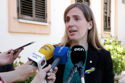 La consellera de Acción Exterior, Victòria Alsina, atendiendo a los medios