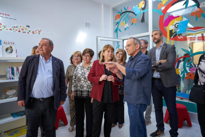 La consellera de Cultura, Natàlia Garriga, escolta explicacions sobre les millores de la remodelació de la biblioteca de Bellcaire d'Urgell