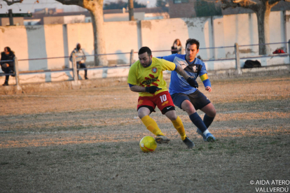 Adrián, jugador del Tornabous, controla el balón frente a un defensor del Ivars.
