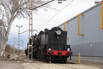 Una locomotora de vapor histórica Garrat, fuera de la cochera de Lleida al no haber sitio para ella. 