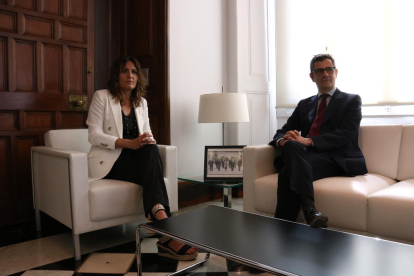 Laura Vilagrà i Félix Bolaños, consellera i ministre de la Presidència, durant la reunió al Palau de la Generalitat