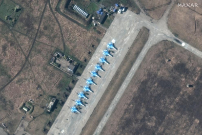 Imagen de satelite facilitada por Maxar Technologies que muestra el despliegue de los cazas Sukhoi Su-34 en la base aérea de Primorsko-Akhtarsk, en Krasnodar Krai, Rusia