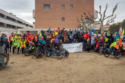 La pedalada contó con unos 80 participantes, 35 de ellos con bicicletas adaptadas. 