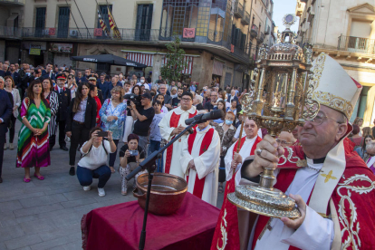 Moment de la benedicció de les Santes Espines per part del bisbe de Solsona, Francesc Conesa.