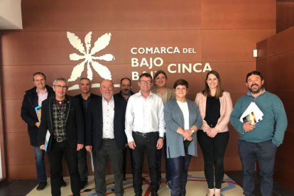 Alcaldes y presidentes comarcales asistentes en la reunión para hacer un frente común entre Lleida y Aragón por las heladas que han afectado a la agricultura de la zona.