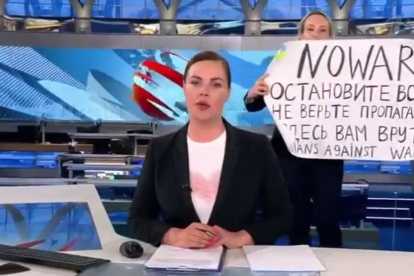 Momento en el que Marina Ovsiannikova interrumpe el informativo para protestar contra la guerra.