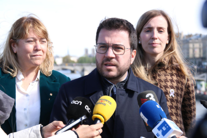 El presidente del Govern, Pere Aragonès, con las conselleres Natàlia Garriga y Victòria Alsina, en París.