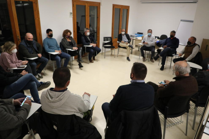 Un moment de la reunió de la Plataforma Salvem la Pagesia ahir a la nit a Seròs.