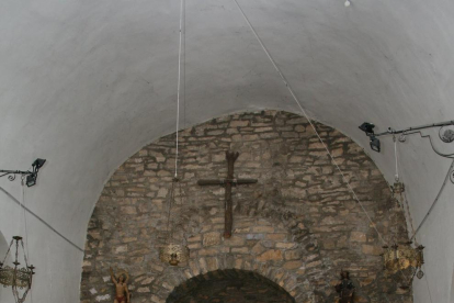 Imatge d’arxiu de l’altar de pedra de la Mare de Déu de la Posa, a Isona, i l’operació de trasllat del bloc amb grua inclosa.