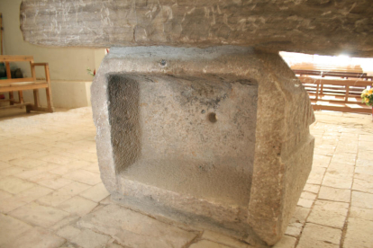 Imagen de archivo del altar de piedra de la Mare de Déu de la Posa, en Isona, y la operación de traslado del bloque con grúa incluida.