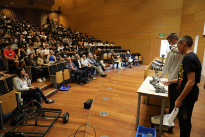 Un grupo de estudiantes muestra las tres manos robóticas que han diseñado en el auditorio de la UdL.