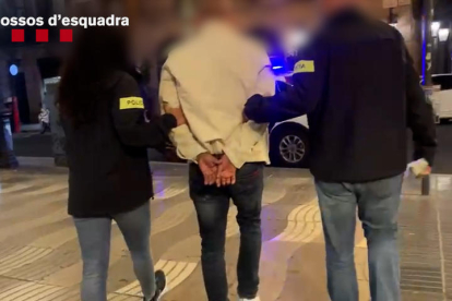 A presó l'autor d'una violenta agressió homòfoba a dos homes que passejaven pel centre de Barcelona