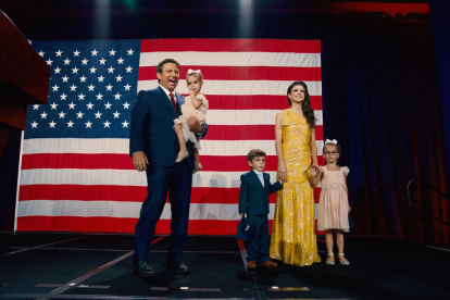 Ron DeSantis en la celebración de la victoria junto a su mujer y sus hijos.