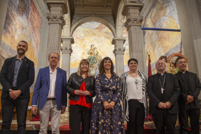 Autoridades junto al artista que participaron en el estreno de las pinturas en la iglesia. 