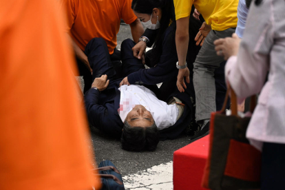 El expremier ministro nipón, Shinzo Abe, se desplomó en medio de la calle tras recibir los disparos.