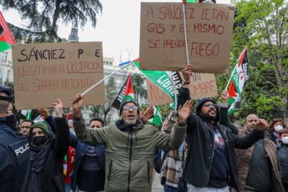 Manifestants protestant contra el gir de Sánchez davant del Congrés el 30 de març passat.