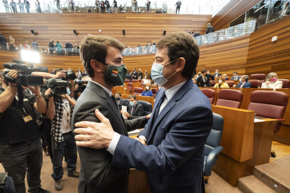 Juan García-Gallardo i Alfonso Fernández Mañueco se saluden a l’arribar al debat d’investidura.