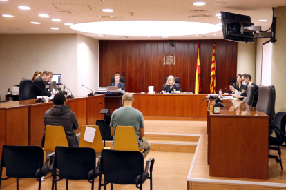 El acusado, con chaqueta negra, durante el juicio en la Audiencia de Lleida.
