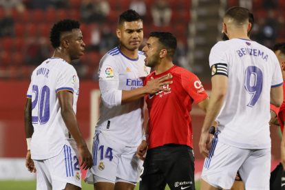Vinicius se encara con Ángel Rodríguez, ayer en el partido.