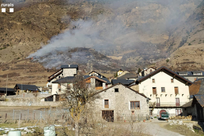 El núcleo urbano de Espot (Pallars Sobirà) donde se ve, en el fondo, la zona afectada por el incendio forestal declarado en la zona del Solau
