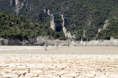 La cua del pantà de Canelles, eixuta l’agost de l’any 2019 per la sequera i les altes temperatures.
