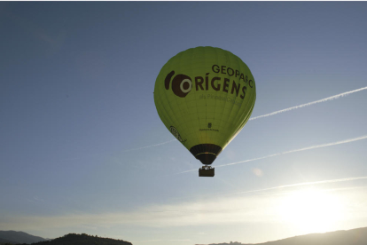 Imatge del globus aerostàtic amb què el Geoparc Orígens es promocionarà.