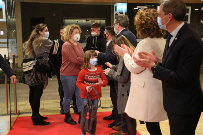 Celebració de protagonistes i familiars, ahir a l’escenari de Lo Casino d’Alcarràs després de la concessió de l’Os d’Or a la pel·lícula.