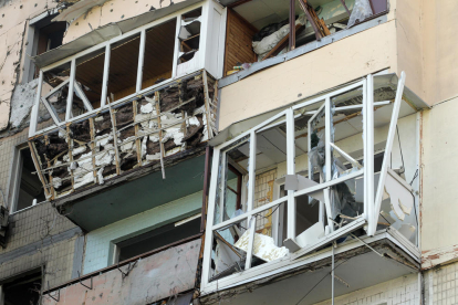 Un edificio residencial de Kiev destrozado por el ejército ruso.