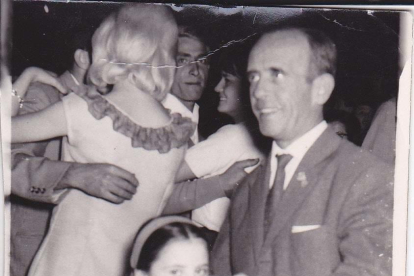 Una emotiva imatge de pare i filla ballant a la festa major de Les Borges Blanques, és la guanyadora del concurs 'El meu pare i jo' d'enguany.