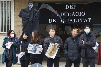 Un momento de la protesta de profesores en el instituto Guindàvols de Lleida.