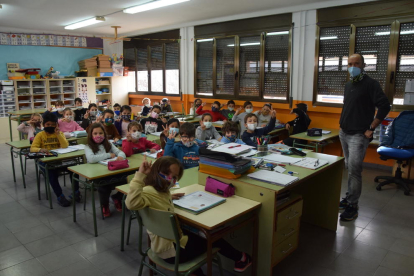 Alumnes del col·legi Albert Vives de la Seu d'Urgell fent classe de forma normal