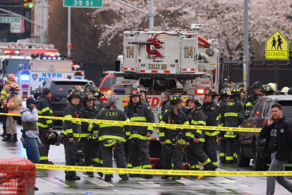 Policia i bombers de la ciutat de Nova York davant l’estació on va succeir el tiroteig.