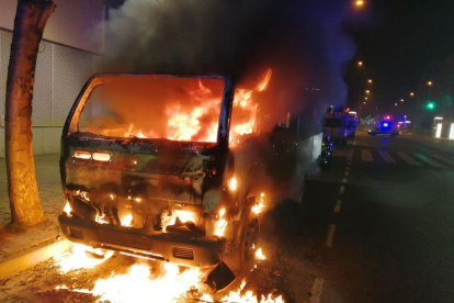 Un fuego calcinó complemente una furgoneta la madrugada de ayer en la avenida Prat de la Riba. 