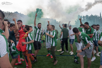 Jugadores y aficionados del Alguaire celebran el ascenso de categoría.