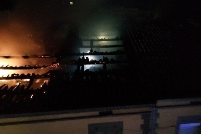 El incendio en el número 9 de la calle Sant Ruf de Lleida.